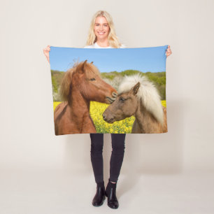 Kute IJslandse paarden die in een lentemaand rondl Fleece Deken