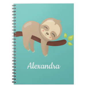 Kute Kawaii-Baby-sleuf in boom met licht Blauwgroe Notitieboek