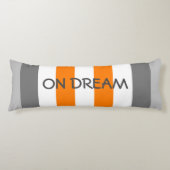 Kute kleur gestript grijs en Oranje met tekst Lichaamskussen (Voorkant)