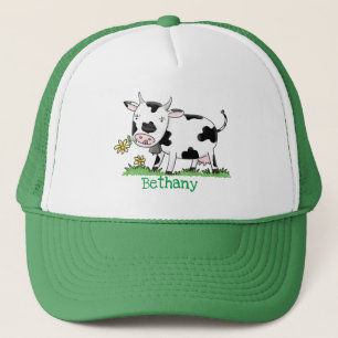 Kute koe in cartoon op groen veld trucker pet