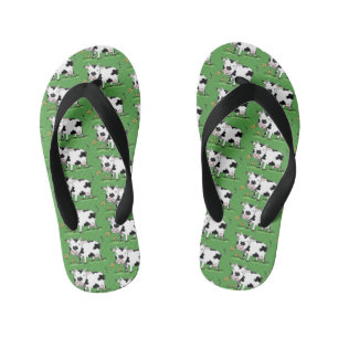 Kute koe in de illustratie van de groene cartoon kinder teenslippers