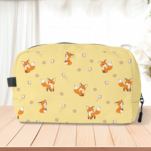 Kute Little Foxes Pattern on Yellow Toilettasje
