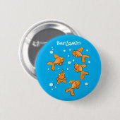Kute oranje goudvis op blauwe cartoon illustratie ronde button 5,7 cm (Voorkant /achterkant)
