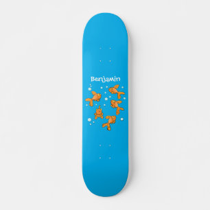 Kute oranje goudvis op blauwe cartoon illustratie skateboard