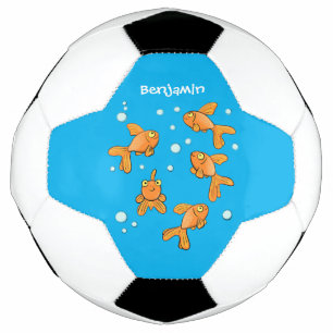 Kute oranje goudvis op blauwe cartoon illustratie voetbal