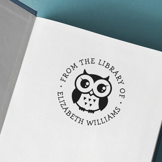 Kute owl uit de bibliotheek van boek voeg naam toe 	rubberstempel