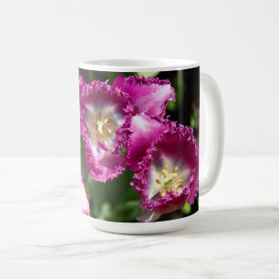 Kute paarse tulpen in de tuin koffiemok