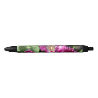 Kute paarse tulpen in de tuin zwarte inkt pen