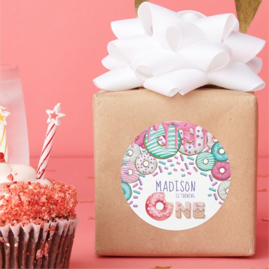 Kute Personalized Donut Sprinkles First Birthday Ronde Sticker (Feest)