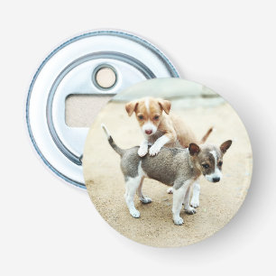 Kute Puppies die op strand spelen Button Flesopener