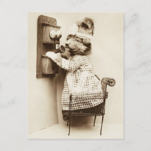 Kute puppy in een jurk die aan de telefoon praat briefkaart
