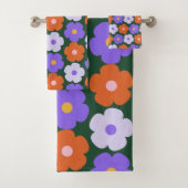 Kute Retro Flower Pattern in Paars and Green Bad Handdoek (Insitu)