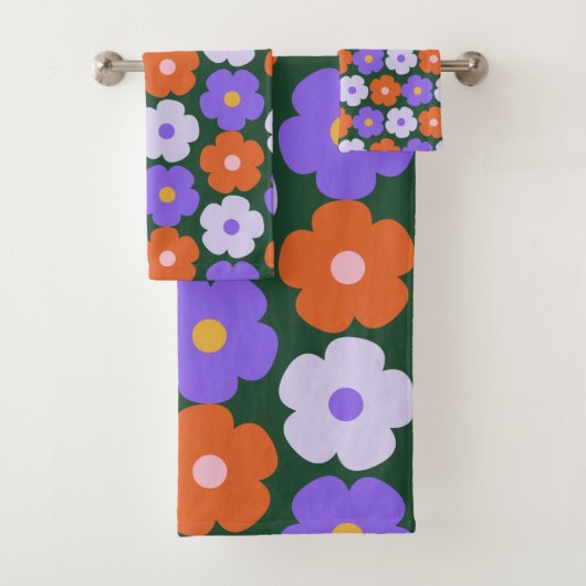 Kute Retro Flower Pattern in Paars and Green Bad Handdoek (Insitu)