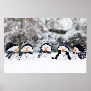 Kute sneeuwmannen gekleed voor de winter poster
