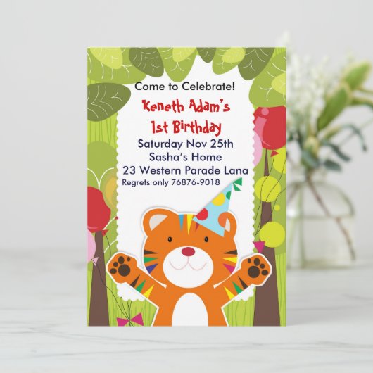 Kute tijger in oerwoud verjaardagsfeestuitnodiging kaart (Staand voorkant)