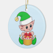 Kute trendy kerstelf op lichtblauw blauw keramisch ornament (Links)