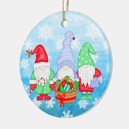 Kute whimsical Festive Kerstgnomen Keramisch Ornament (Links)
