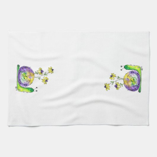 Kute Whimsical Happy Snail met gele bloemen Theedoek (Horizontaal)