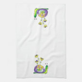 Kute Whimsical Happy Snail met gele bloemen Theedoek (Verticaal)