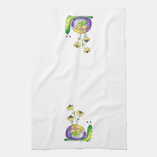 Kute Whimsical Happy Snail met gele bloemen Theedoek (Verticaal)