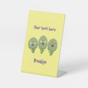 Kute zingende artisjokken plantaardige cartoon reclamebord met voetstuk