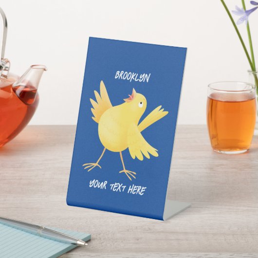 Kute zingende gele cartoon kanarie vogel reclamebord met voetstuk (Insitu)