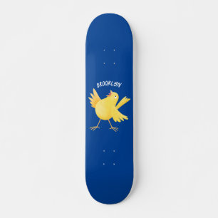 Kute zingende gele cartoon kanarie vogel skateboard