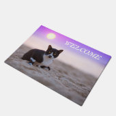 Kute zwarte en witte kat op het strand met zon deurmat (Schuin)