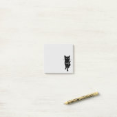 Kute zwarte gothische kat met gepersonaliseerde na post-it® notes (Op bureau)