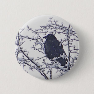 Kute zwarte vogel in sneeuwtakken ronde button 5,7 cm