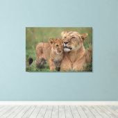 Kutest Baby Animals | Lion Cub en moeder Canvas Afdruk (Insitu (Houten vloer))