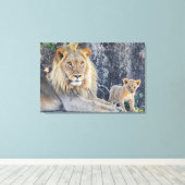 Kutest Baby Animals | Lion Dad & Cub Canvas Afdruk (Insitu (Houten vloer))