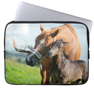 Kutest Baby Animals Zwarte foal met mam Laptop Sleeve