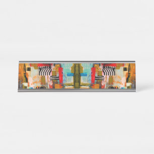 Kutkleurig abstract schilderij werpt kussen op bureau naambordje