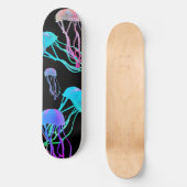 Kwallen zwerm in zwart skateboard dek (Voorkant)