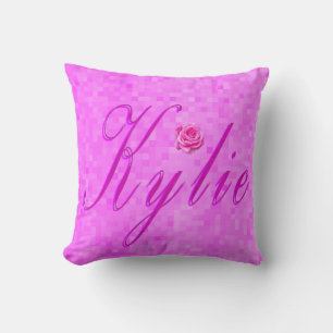 Kylie Name Logo op Roze Kussen