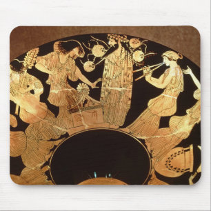 Kylix van het Attische rode cijfer dat Dionysus en Muismat