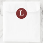 "L" Monogram Initiaal Wit op donkerrood Ronde Sticker (Tas)