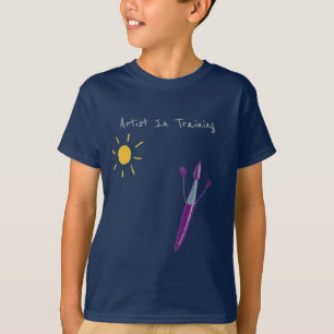 L’oeuvre de votre enfant sur le T-shirt d’un garço
