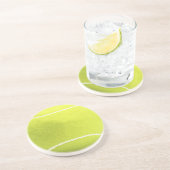 La balle de tennis boit des dessous de verre (Côté)