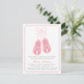 La ballerine rose chausse des invitations de baby (Debout devant)