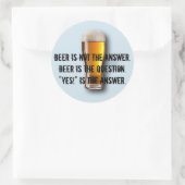 La bière n'est pas la réponse. Autocollant (Sac)