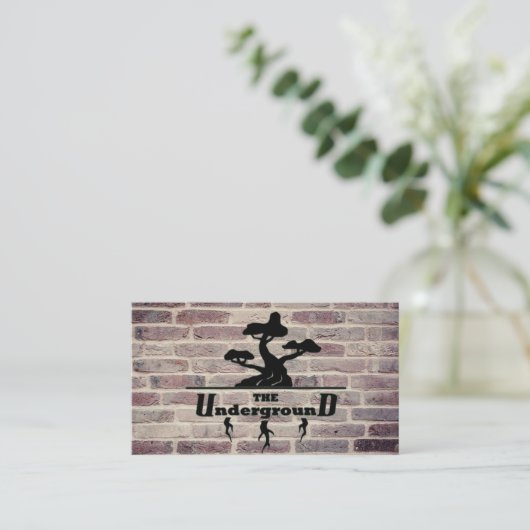 La brique Carte de visite souterraine (Debout devant)