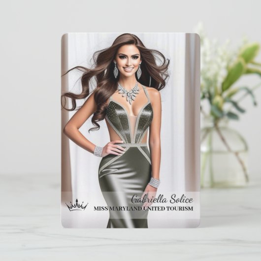 La carte de promo du concours ultime - Portrait (Debout devant)