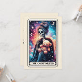 La carte de tarot Teddy The Comforter pour la fête (Devant/Arrière en situation)