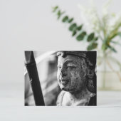 La carte postale de la Statue et de l'Escargot (Debout devant)