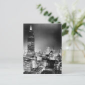 La carte postale de l'Empire State Building la nui (Debout devant)