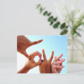 la carte postale LOVE (Debout devant)