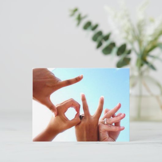 la carte postale LOVE (Debout devant)