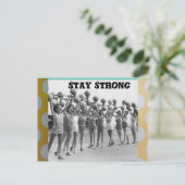 La carte postale reste forte (Debout devant)